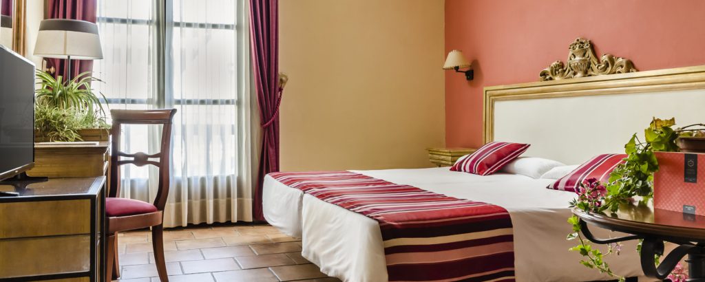 Habitación doble con salón del Hotel Rural Los Nogales cabecera