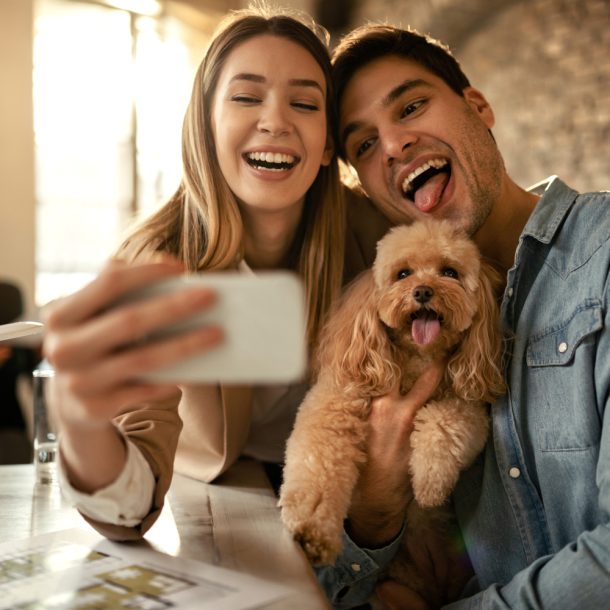 Pareja con su perrito Pet friendly en el Hotel Los Nogales