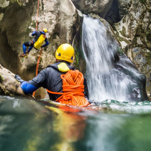 Grupo de personas tirandose por los rios de cazorla