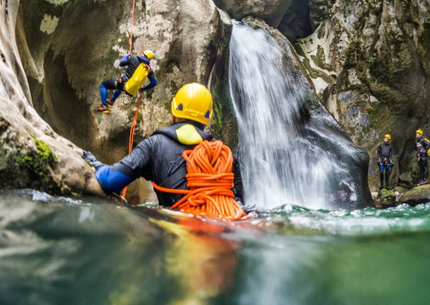Grupo de personas tirandose por los rios de cazorla
