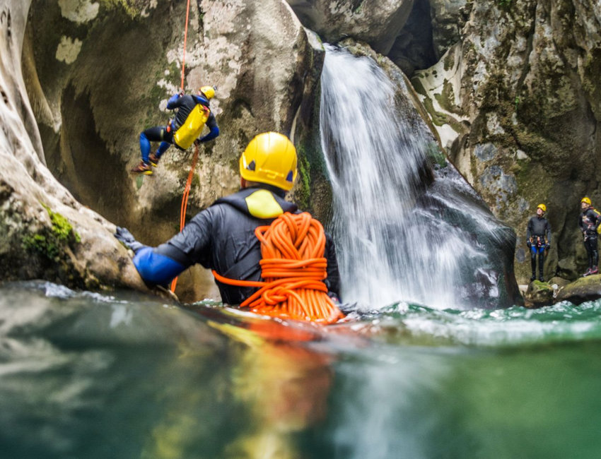 Grupo de personas tirandose por los rios de cazorla