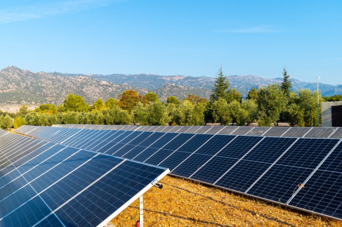 Instalación de placas solares en el Hotel Rural Los Nogales