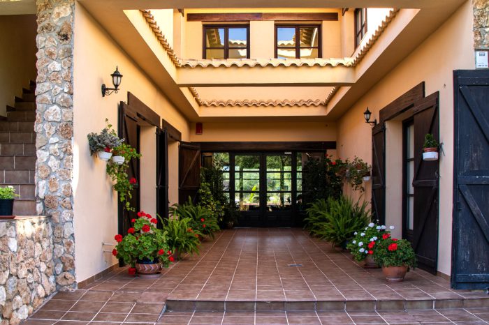 Vista de la entrada del Hotel Rural Los Nogales